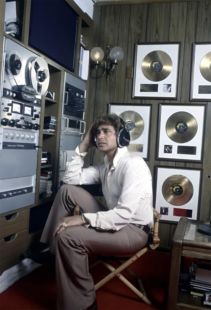 Engelbert Humperdinck with Crown reel tape recorder