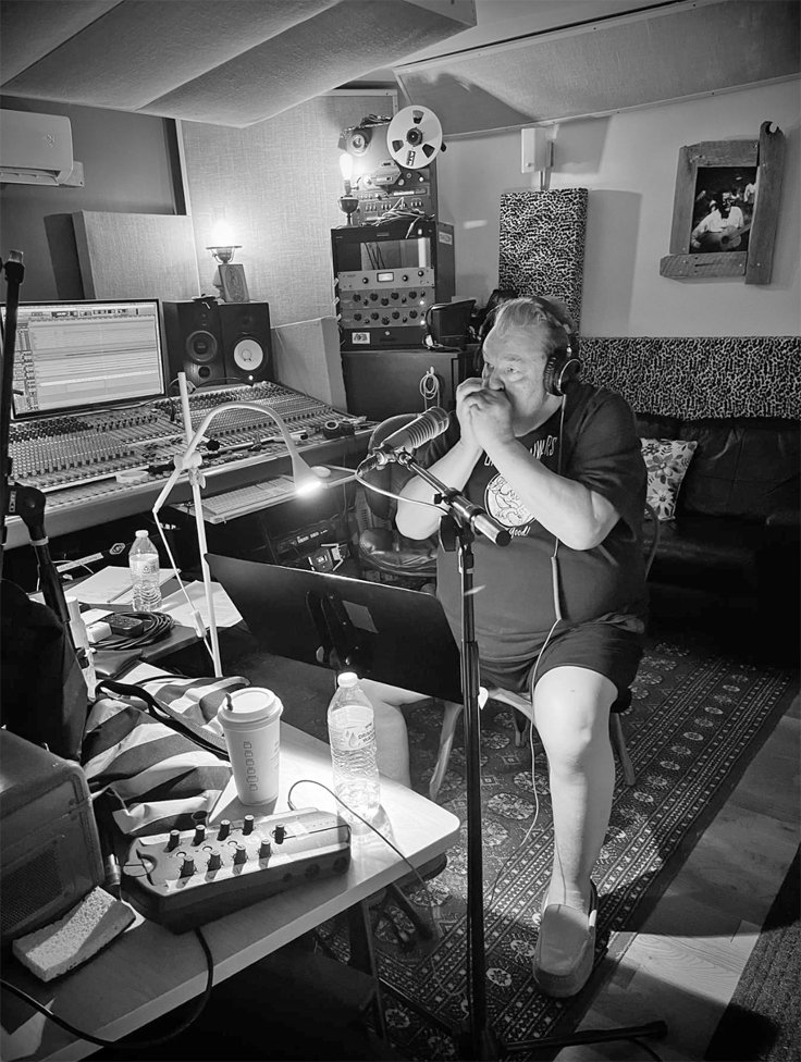 Omar Dykes (Omar and the Howlers) with Teac reel tape recorder